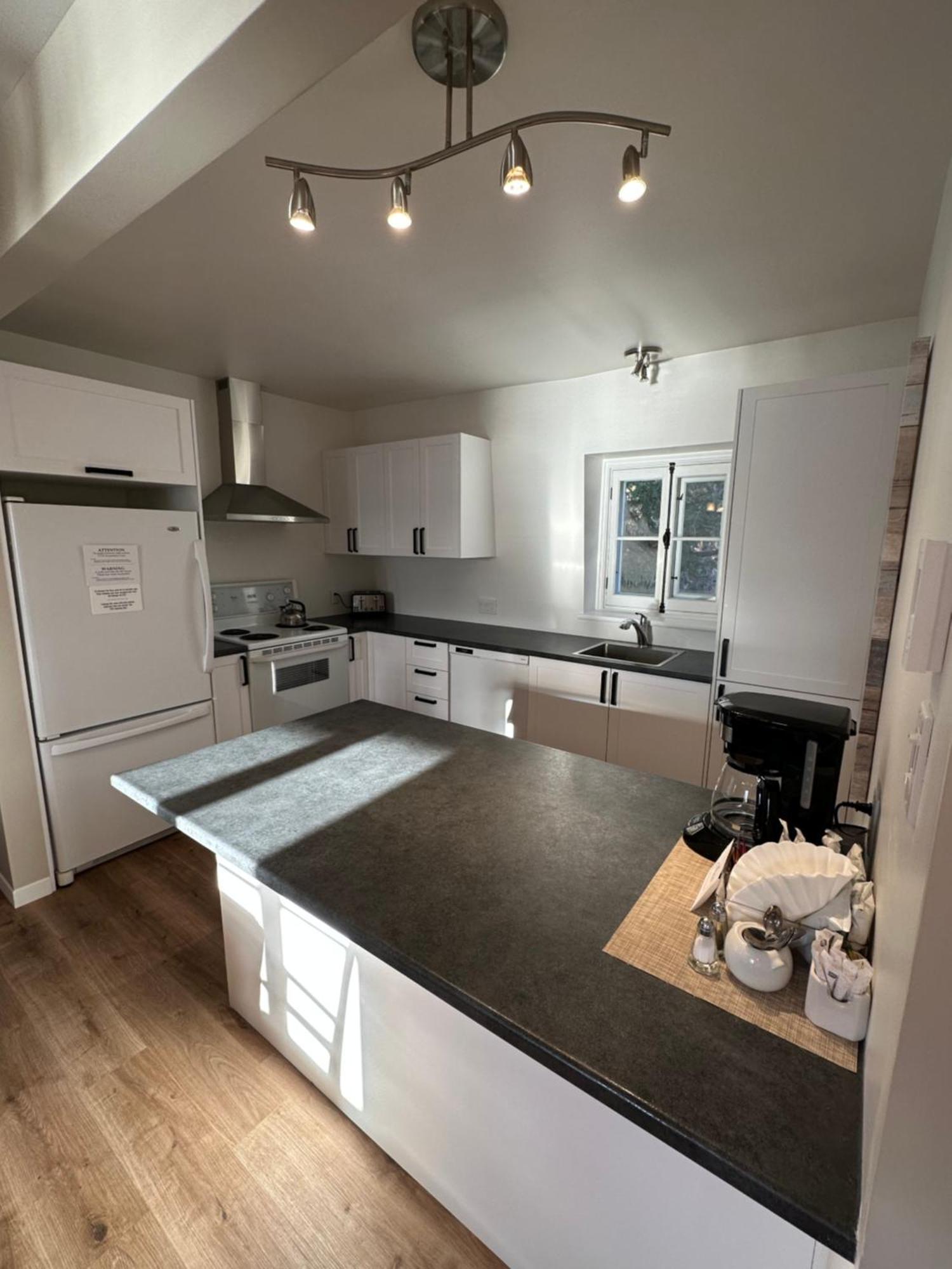 Goeliche Hotel Et Appartement Saint-Laurent-de-l'ile d'Orleans Экстерьер фото