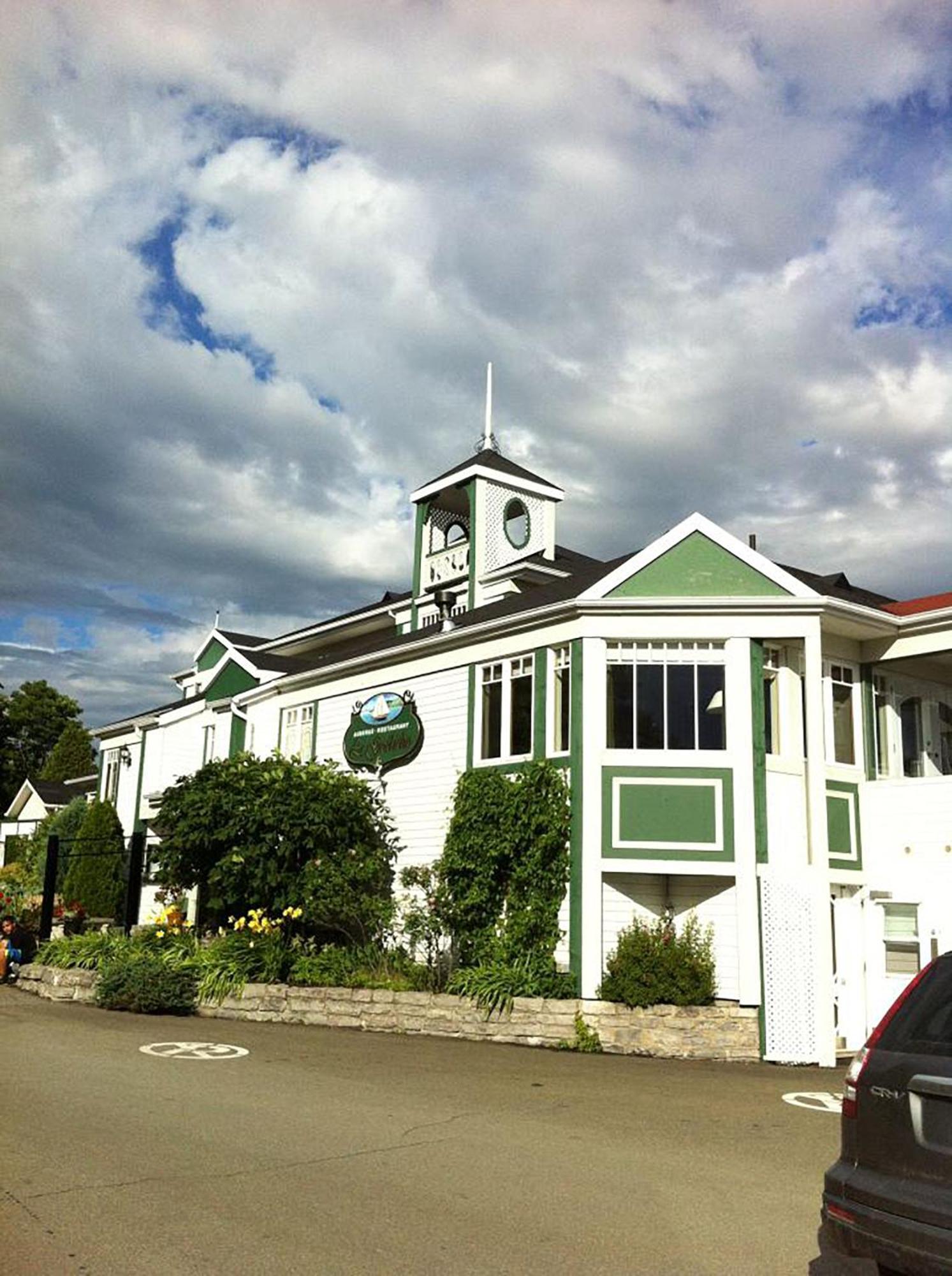 Goeliche Hotel Et Appartement Saint-Laurent-de-l'ile d'Orleans Экстерьер фото