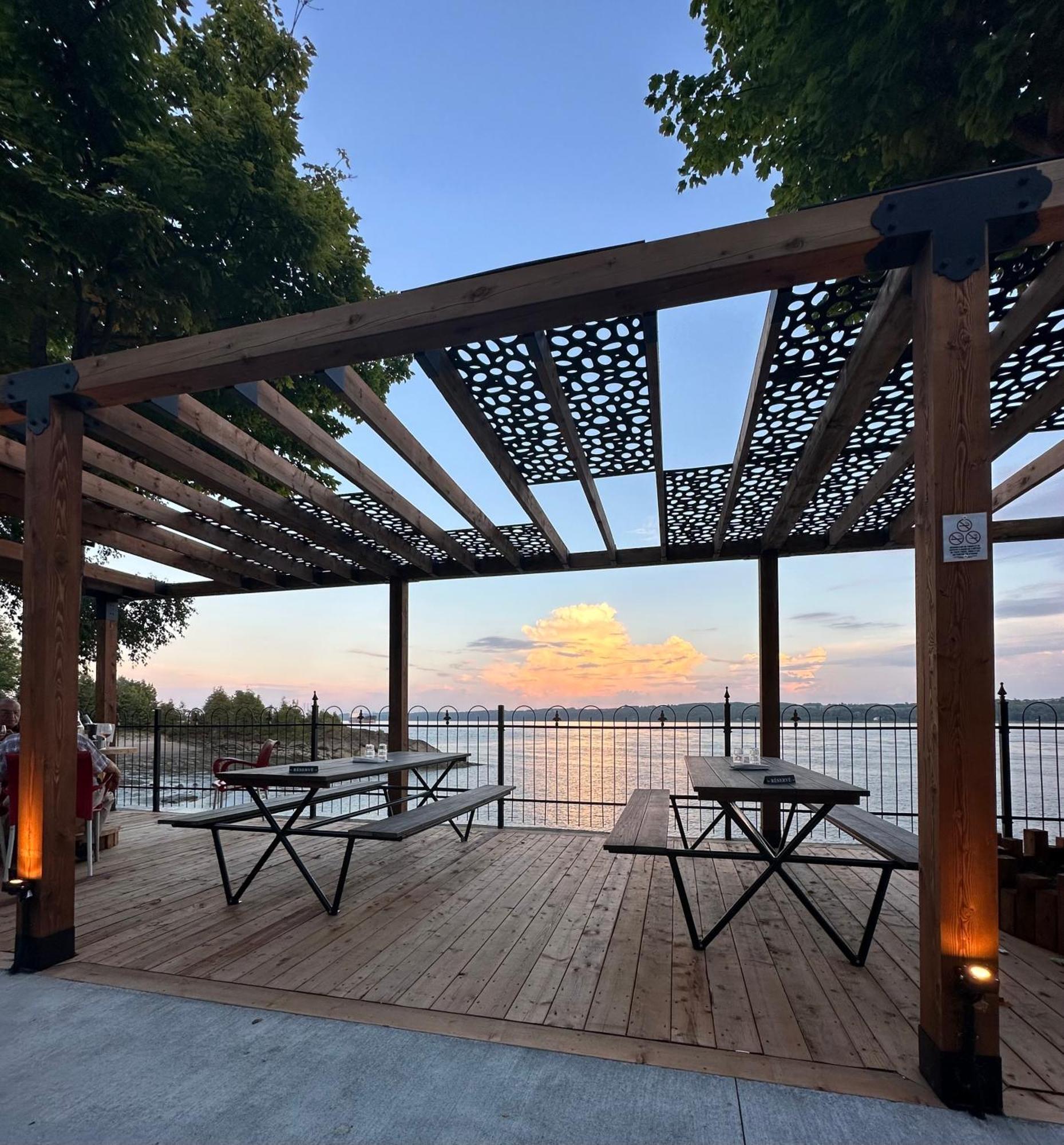 Goeliche Hotel Et Appartement Saint-Laurent-de-l'ile d'Orleans Экстерьер фото